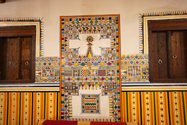 リジャール・アルマー村のアルガットとというカラフルで伝統的な幾何学模様