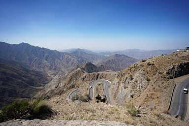 サウダ・ビューポイントの高原の端からはクネクネのデンジャラスロードが降りていく