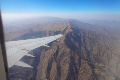 飛行機から標高2000メートルの高原にあるアブハーを実感