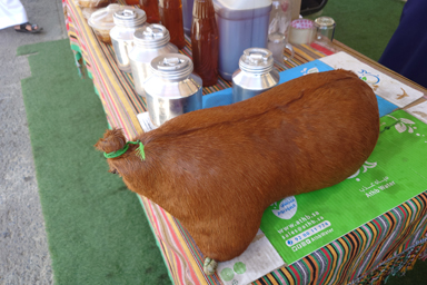 地元の市場に置かれるのは羊の胴体の革を使った油の保存袋