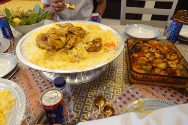 ガイドの家で満腹になるほどのもてなし