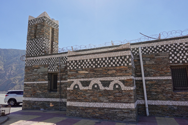 積む石の色を変えておしゃれに建物をデザインする。デンジャラスロードにあるモスク