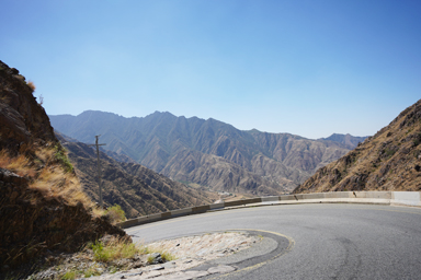 デンジャラスロードと書かれた看板があるくねくねの道