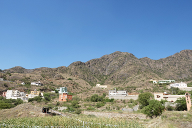 リジャール・アルマー村に向かう車窓から見える家々と山々が続く景色