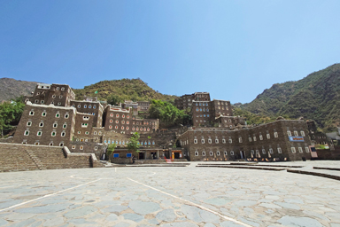 リジャール・アルマー村の正面の迫力ある光景