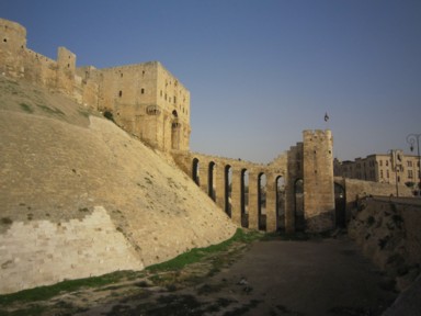 アレッポ旧市街の歴史的建造物が並ぶ中東の街並み。