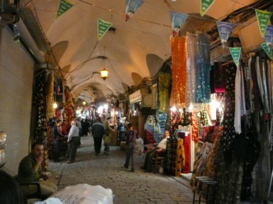 アレッポのアーケードになったスークの光景