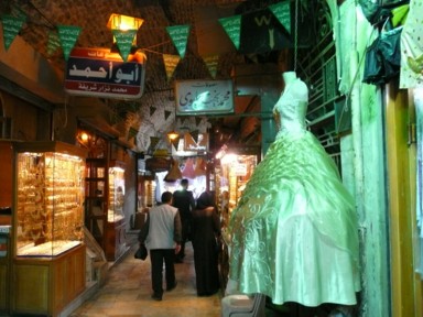 アレッポのウエディングドレスや金製品が並ぶスークの風景