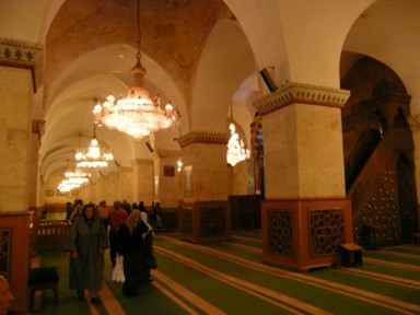 ジャミア・ザカリーエのモスクの内部の静寂に包まれた様子