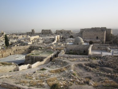 崩れたアレッポ城跡でアスレチックのような体験