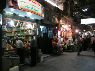 アレッポの服屋と隣にはスパイス屋が並ぶスークの風景