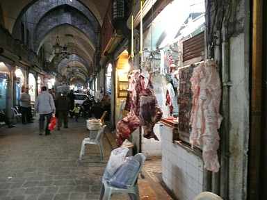 アレッポの肉屋の生々しい肉の塊をいくつも吊るすスークの風景