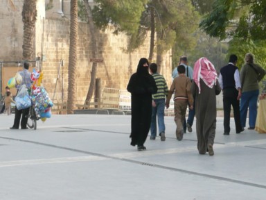 アレッポの男性も女性も民族衣装で歩く姿