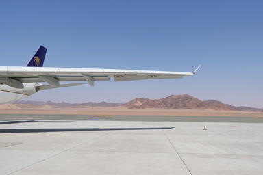 空港の駐機場からの周りは遠くまで見渡せる何もない場所