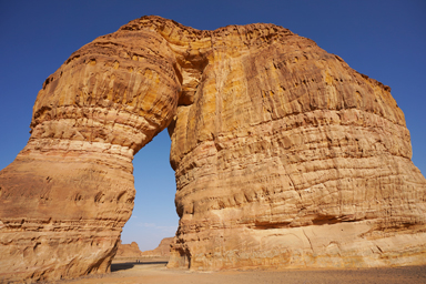 エレファントロックの鼻と体の間を通り抜け