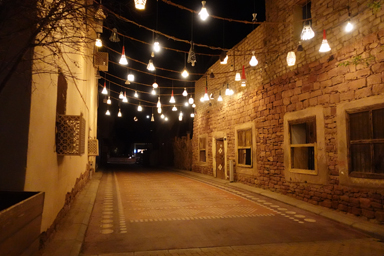 夜のオールドタウンのおしゃれ照明でライトアップされた裏道