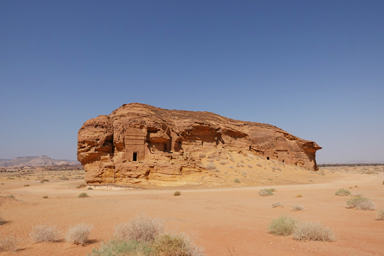アルウラのマダインサーレハの巨大な奇岩にきれいな彫刻で部屋が造られる