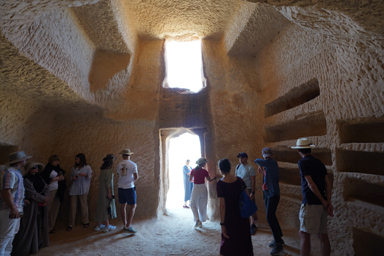 アルウラのヘグラの掘られた岩の中はお墓というより収納棚付きの部屋