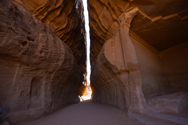 アルウラの岩と岩の間の細いすき間にあるヘグラのお墓