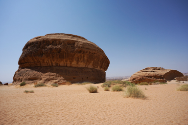 アルウラの自然にできたとは思えないヘグラのシンメトリーが印象的な巨大岩