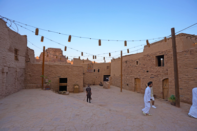 オールドタウンの町並みと砦