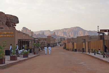 古びたオールドタウンの後ろには奇岩の山々がそびえる絶景地帯