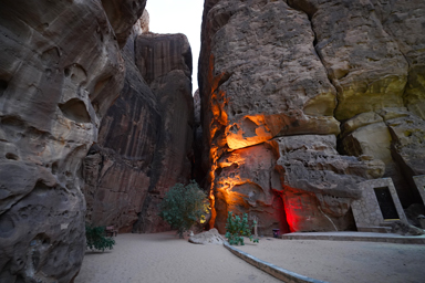 Shalalカフェの入り口から断崖絶壁の道