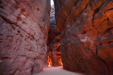 シャラル・カフェへの断崖絶壁に囲まれた狭い道