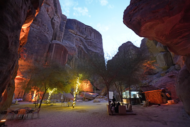 秘密基地のような外界とは遮断された断崖絶壁に囲まれた広場に小さなカフェ