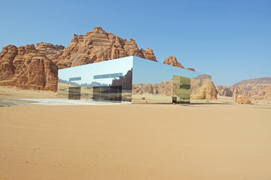 アルウラのマラヤを少し離れて見ると砂漠と空を映して馴染んでいる