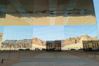 マラヤに写るのは自分の驚く姿