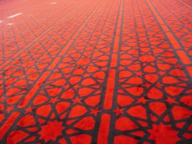 キング・アブドゥッラー・モスクの祈りの空間を示すフワフワの絨毯