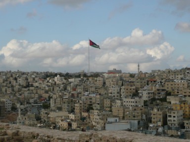 アンマンの街とその上でたなびく巨大な国旗