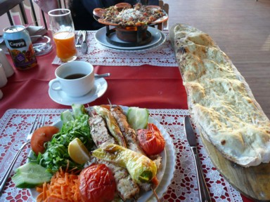 世界三大料理のトルコ料理を楽しむ様子
