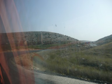 シリアとトルコの国境に残る古代遺跡の風景