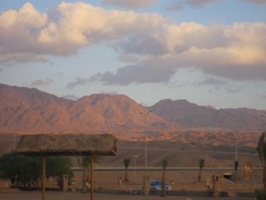 アカバの夕暮れでオレンジに染まる山