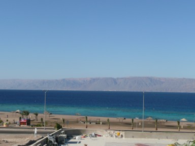 アカバの紅海と夕焼けの山