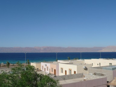 ヨルダン唯一の外海に面したアカバのコバルトブルーの紅海の風景の見どころ