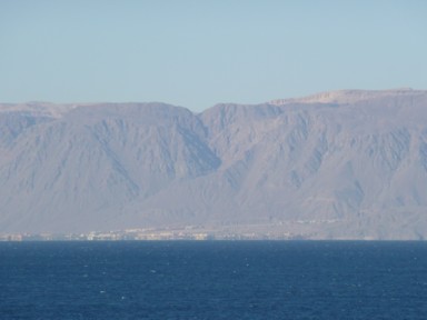 アカバの対岸に見えるエジプトとシナイ半島の風景