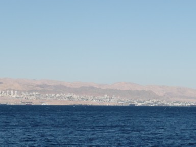 アカバの湾の奥に見えるイスラエルの近代的な街並み