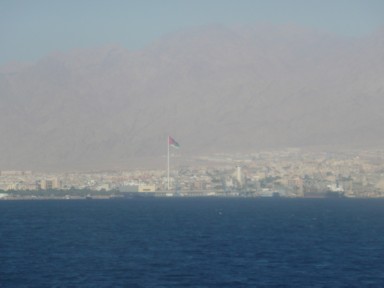 アカバの町と巨大な国旗と巨大な山