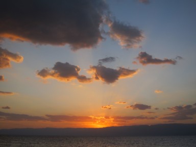 エジプト側に夕日が沈むアカバの風景