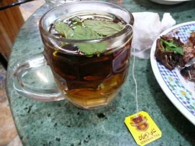 ミントの葉がのった紅茶