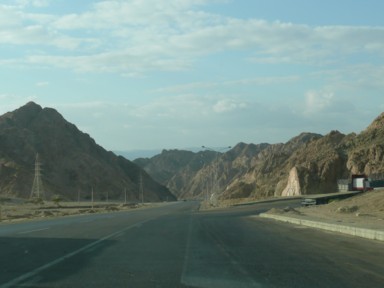 砂漠の先の山々の隙間から見える紅海