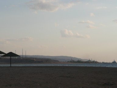 アカバから遠くに見えるサウジアラビアの山の風景
