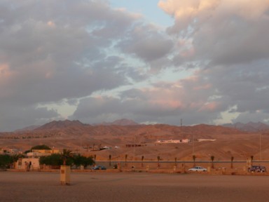山と海の色が変わっていくアカバの美しい時間