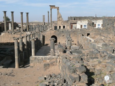 ボスラのシタデルの黒い遺跡に残る柱の見どころ