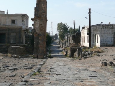 ボスラの遺跡と町が隣り合う光景
