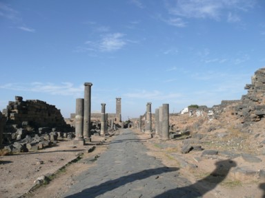 ボスラの黒いまっすぐ伸びる石畳の先には黒い遺跡で残るモスク