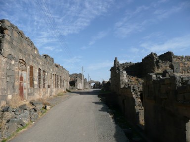 ボスラの黒い石で作られた家で暮らす風景